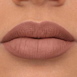 8H Matte Liquid Lipstick -Pure Beauty Shop 4059729371652 Application MakroDark