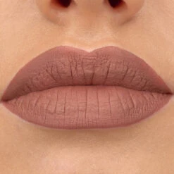 8H Matte Liquid Lipstick -Pure Beauty Shop 4059729371652 Application MakroLight