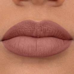 8H Matte Liquid Lipstick -Pure Beauty Shop 4059729371669 Application MakroDark