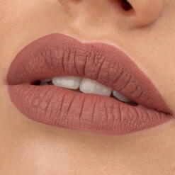 8H Matte Liquid Lipstick -Pure Beauty Shop 4059729371669 Application MakroLight