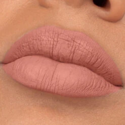 8H Matte Liquid Lipstick -Pure Beauty Shop 4059729371676 Application MakroDark