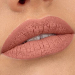 8H Matte Liquid Lipstick -Pure Beauty Shop 4059729371676 Application MakroLight