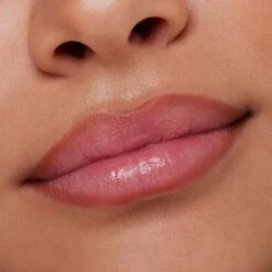 8H Matte Comfort Lipliner -Pure Beauty Shop 4059729384195 essence8hmattecomfortlipliner01CinnamonSpice Application MakroLight