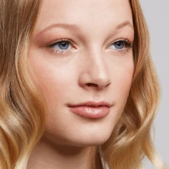 Bye Bye Panda Eyes! Smudge-proof Volumizing And Defining Mascara -Pure Beauty Shop 9246080001 essencebyepandaeyes vol.def .masc .01 Model